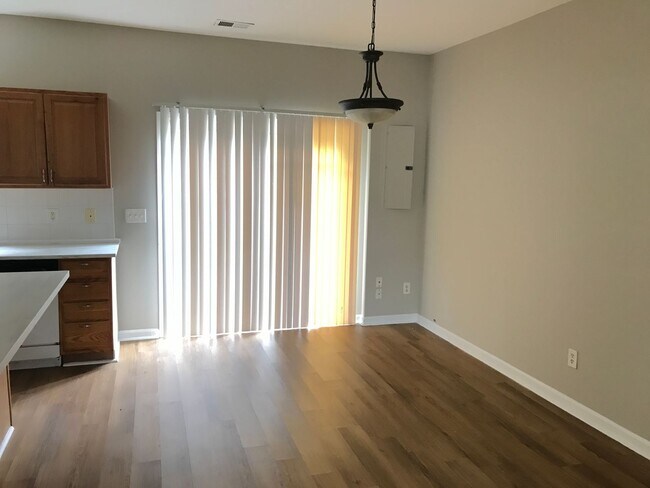Building Photo - Great 3 Bedroom 2.5 Bath End Unit Townhome!
