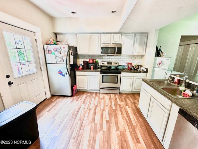 Foto del edificio - 525 Blades Ave