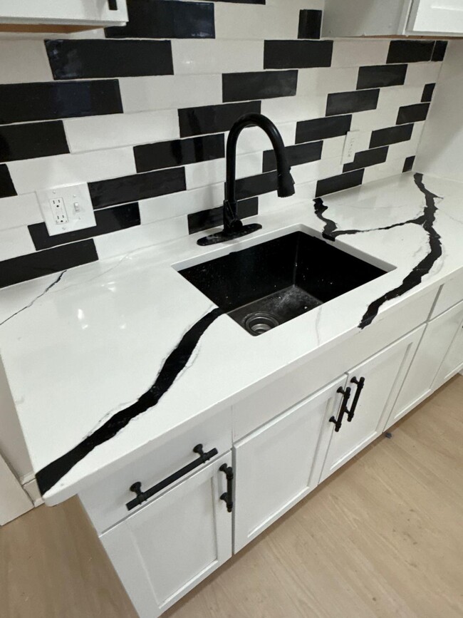 Foto del edificio - 1447 W 101st St