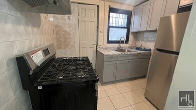 LARGE AND BRIGHT 1 BEDROOM / WITH LARGE BA...