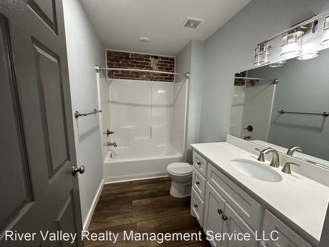 Building Photo - 2 br, 1 bath House - 312 B West Suite B St...