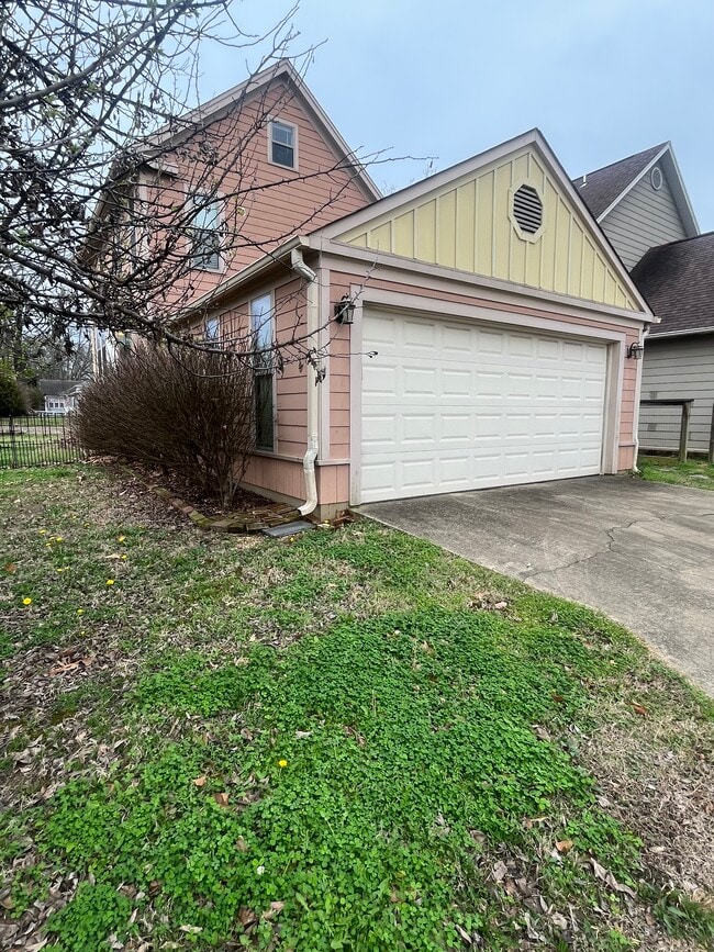 Foto del edificio - 400 Warner Ave