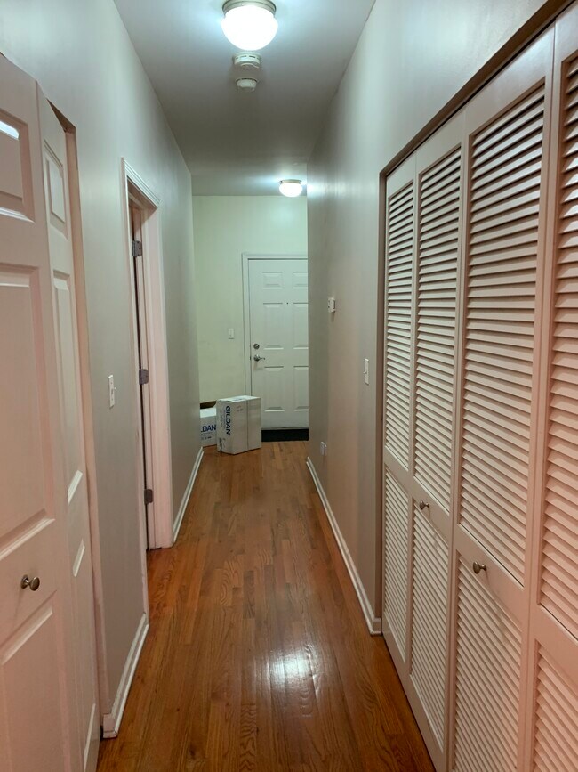 pasillo - 1451 S Halsted St