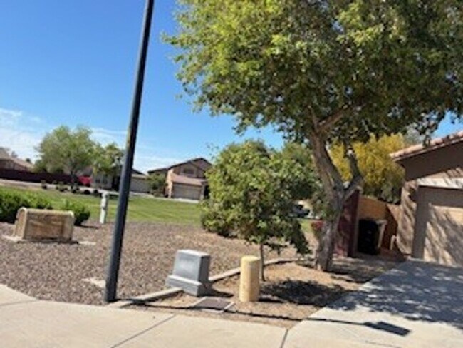 Foto del edificio - 3 BEDROOM 2 BATH SINGLE LEVEL HOME 1708 SQ FT IN GATED COMMUNITY ALL NEW PAINT & CARPET