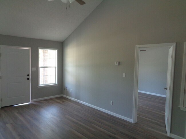 Foto del edificio - ****JUST REDUCED****Ready for move in!