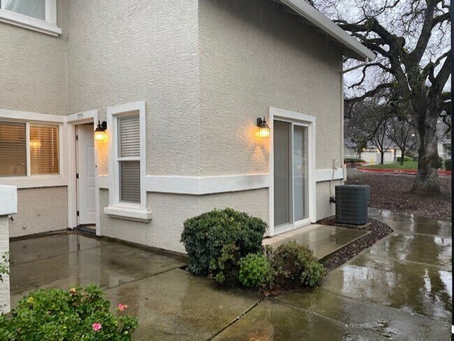Foto del edificio - COMING SOON! Roseville 2 bed/2.5 bath, 2 Story Townhome!