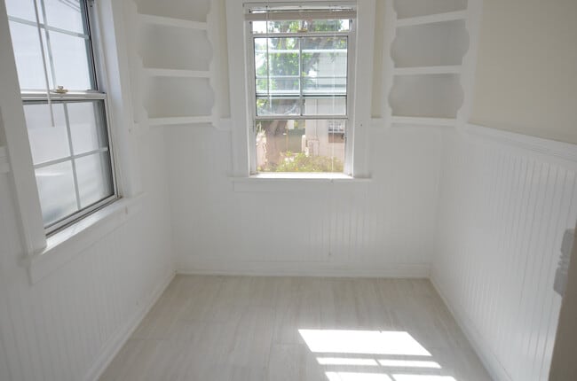Building Photo - 1.Bd/1 Ba in a duplex, in the heart of Cor...