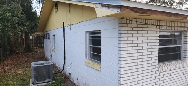 Building Photo - 233 Mimosa Dr