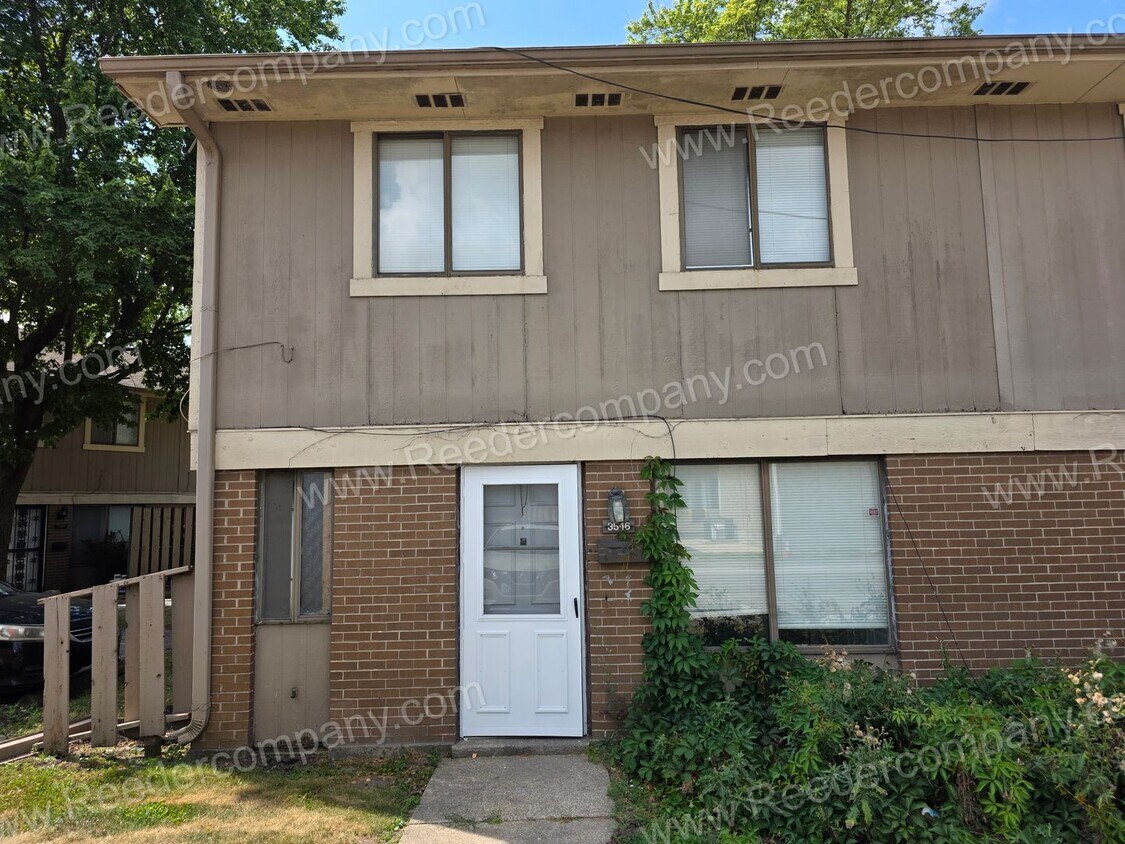 Foto principal - Beautiful 3 Bedroom Townhouse across from ...