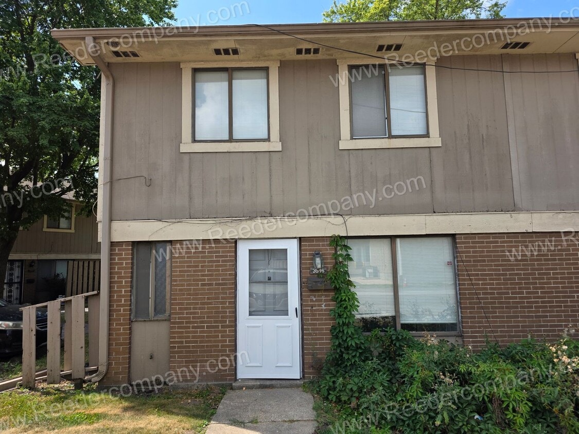 Primary Photo - Beautiful 3 Bedroom Townhouse across from ...