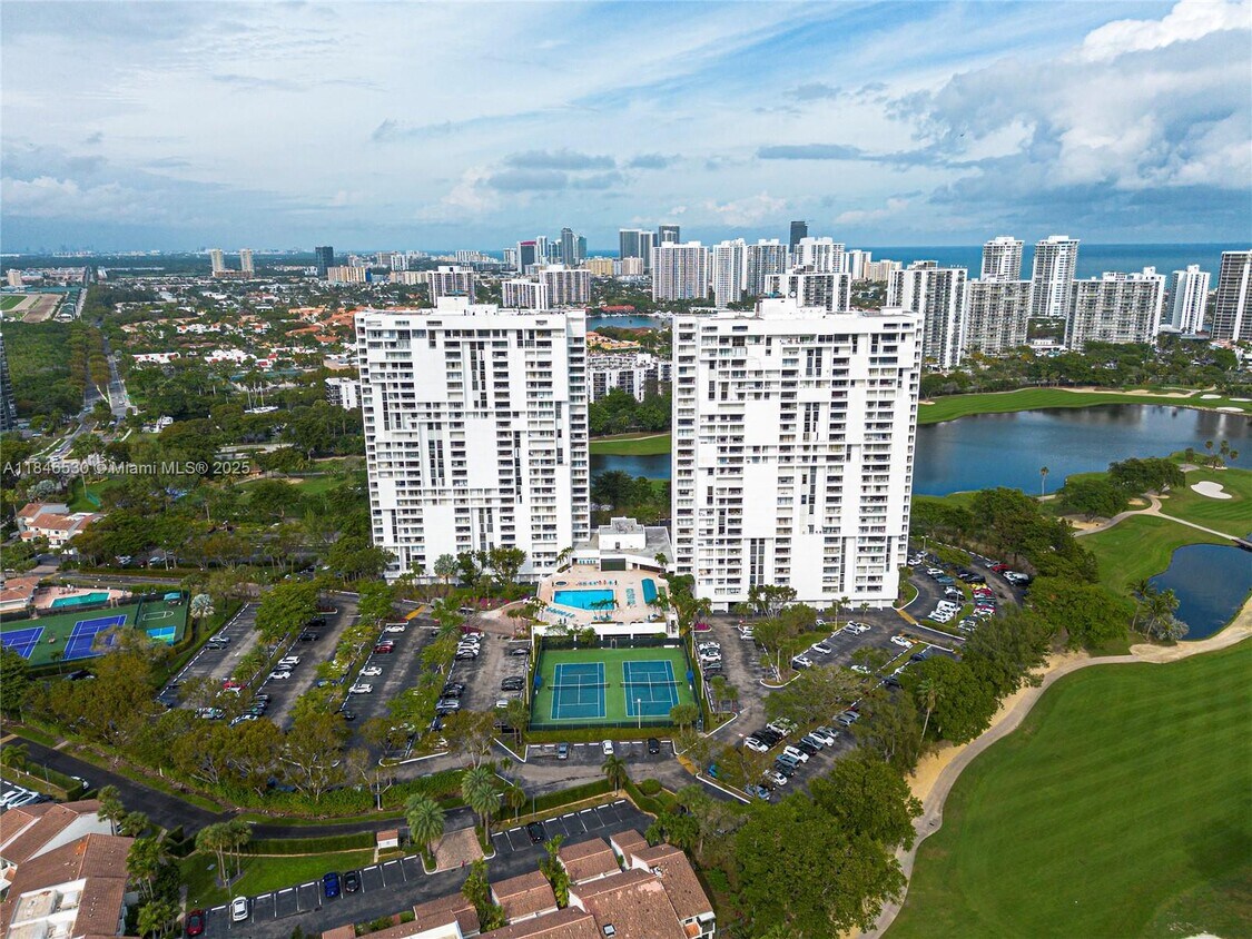 Foto principal - 20225 NE 34th Ct
