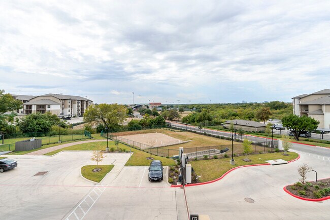 Foto del edificio - 1501 W Howard Ln