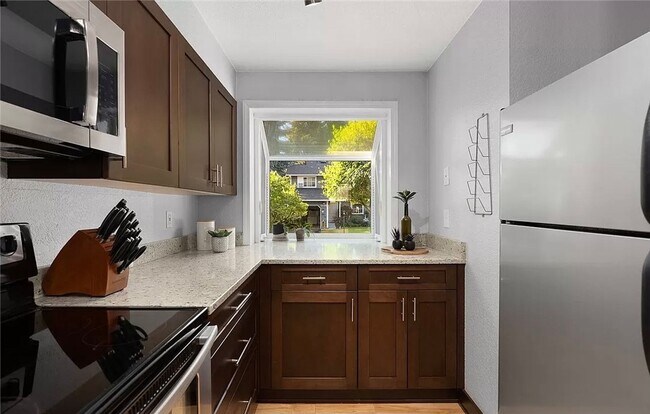 Building Photo - Kirkland Townhouse with $500 Move-In Special!