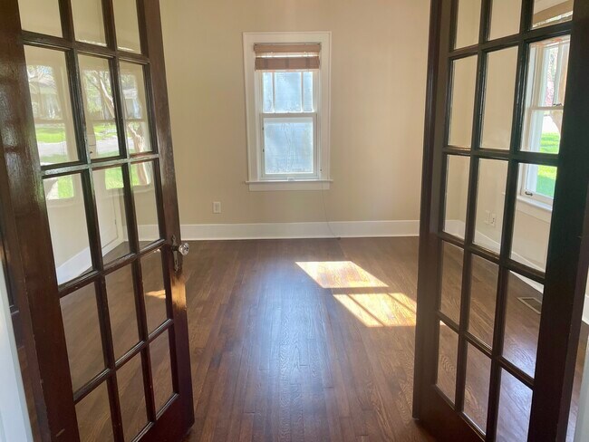 Comedor - 4707 Elkins Ave