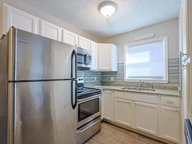 Foto del edificio - 718 Juniper Dr
