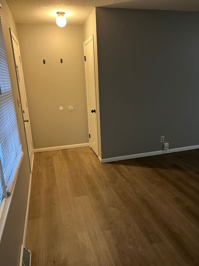 Foto del edificio - 2 bedrooms, 1 bath duplex