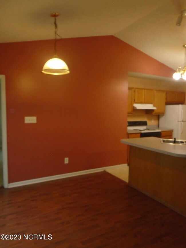 Building Photo - 124 Sweetwater Dr