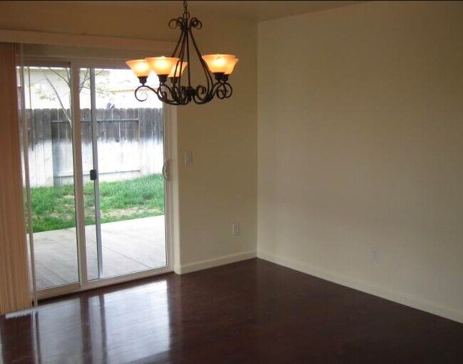 Building Photo - Large 2 story 3 bedroom home