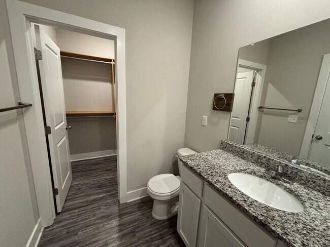 Foto del edificio - Spacious 3BR Home with Granite Kitchen & Covered Patio Near 53rd & Meridian