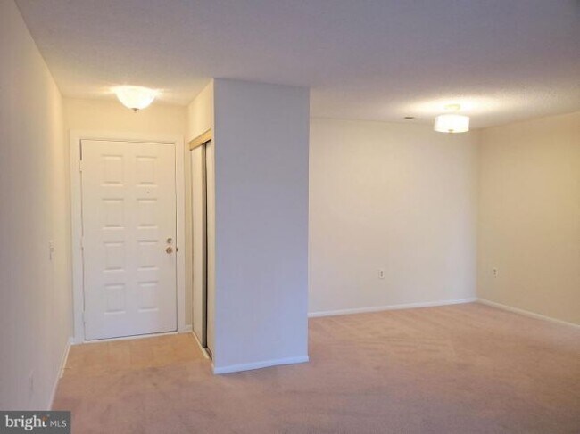 Building Photo - 15301 Pine Orchard Dr