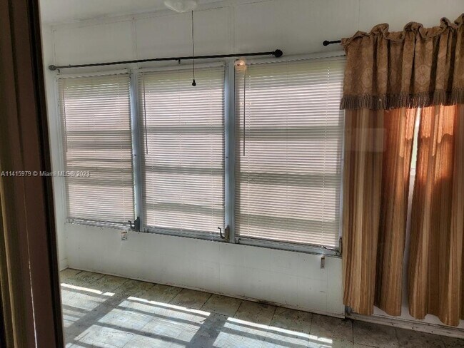 Building Photo - 6161 NW 57th Ct