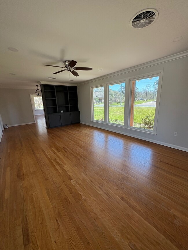 Grandes ventanales con mucha luz. - 9163 N Parkview Dr