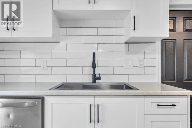 Building Photo - 255 Raglan St