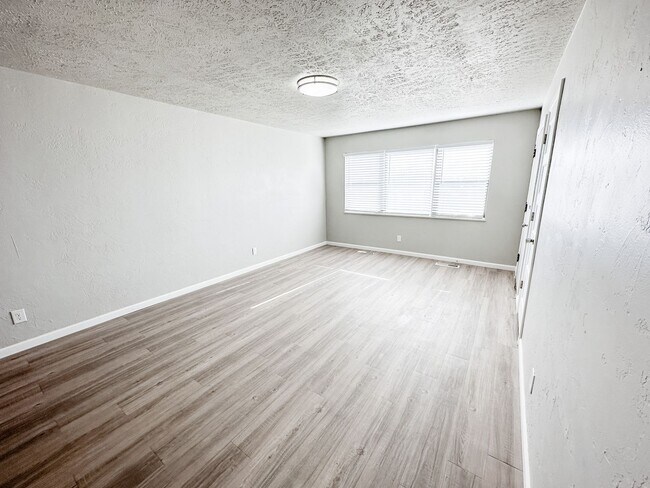 Foto del edificio - Fully Updated 3 Bed/1 Bath with a two car ...