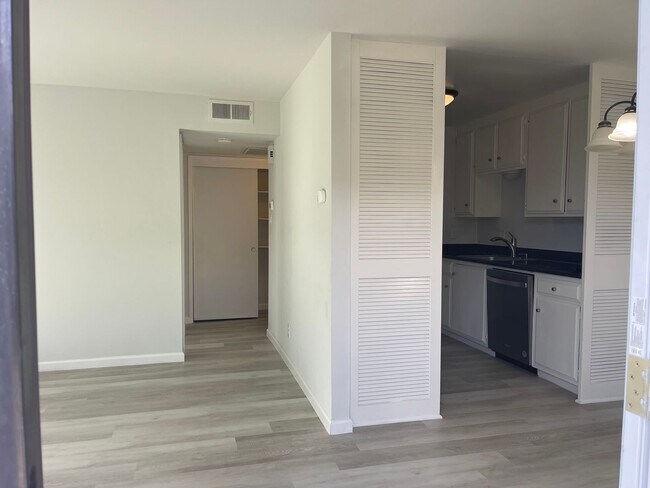 Foto del edificio - Gated & Remodeled 1br/1ba on Lake near Pool