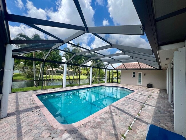 Building Photo - 16530 Lake Tree Dr