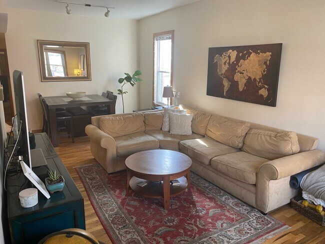 Sala de estar - 1617 N Hudson Ave
