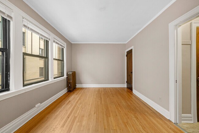 Foto del edificio - Sunny, Convertible Studio with Two Rooms a...