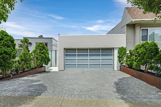 Building Photo - Come see this rare amazing Golden Gate Hei...