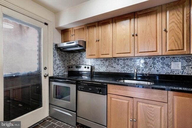 Building Photo - 2212 Fairmount Ave