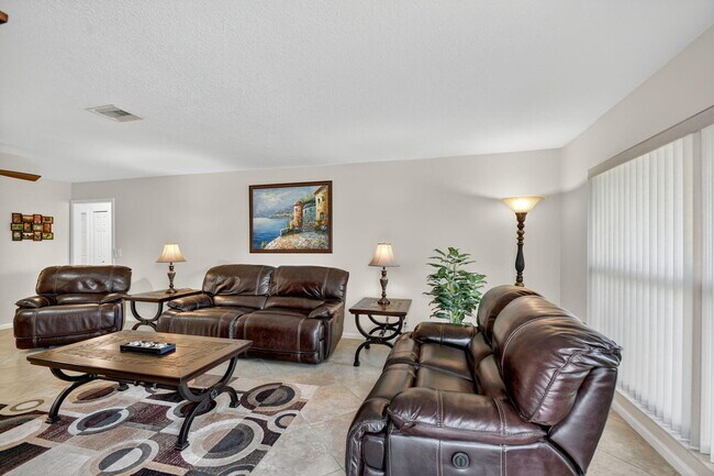 Building Photo - 4677 Robinwood Cir