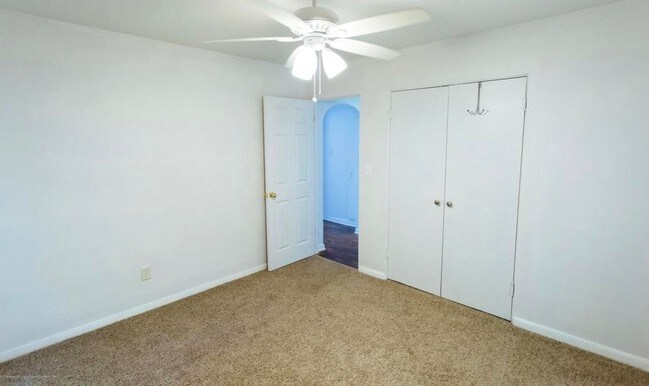 Building Photo - 621 W Hodge Ave