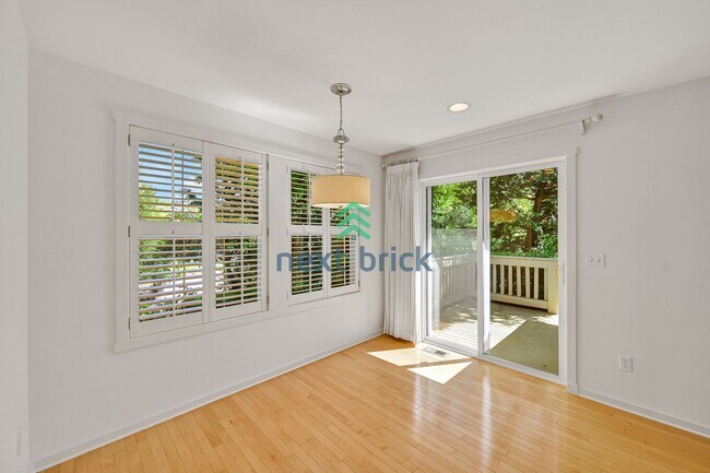 Foto del edificio - 3 BED & 2.5 BATH Town house FOR RENT