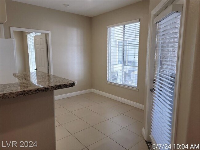 Building Photo - LOCATED ON THE SOUTH END OF THE STRIP!!