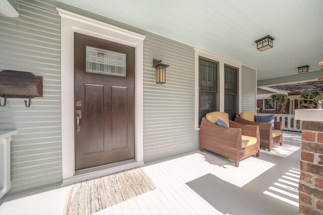 Building Photo - 1123 E 7th St