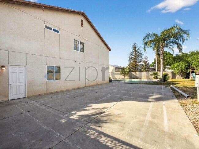 Building Photo - Unit