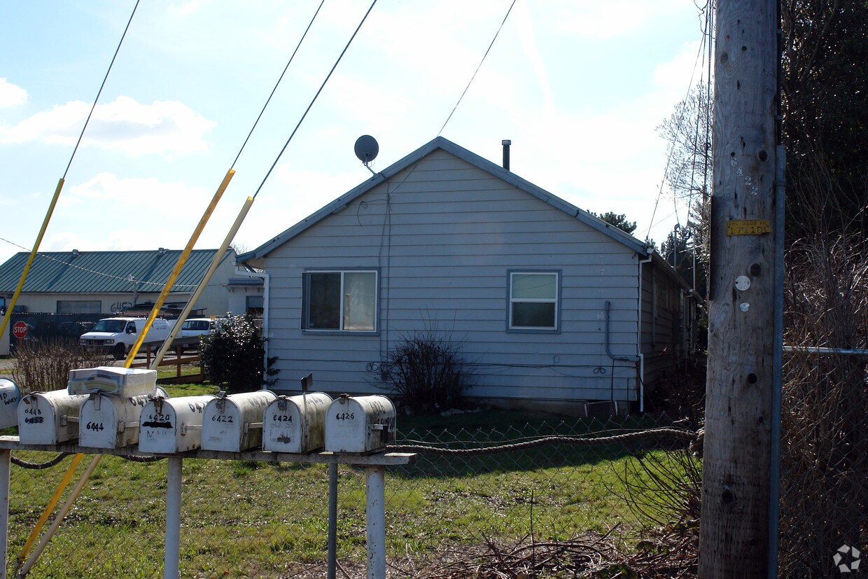 Building Photo - 6418-6426 NE Simpson St
