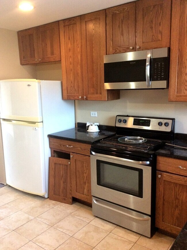 Foto del edificio - 1221 Whispering Hills Ct