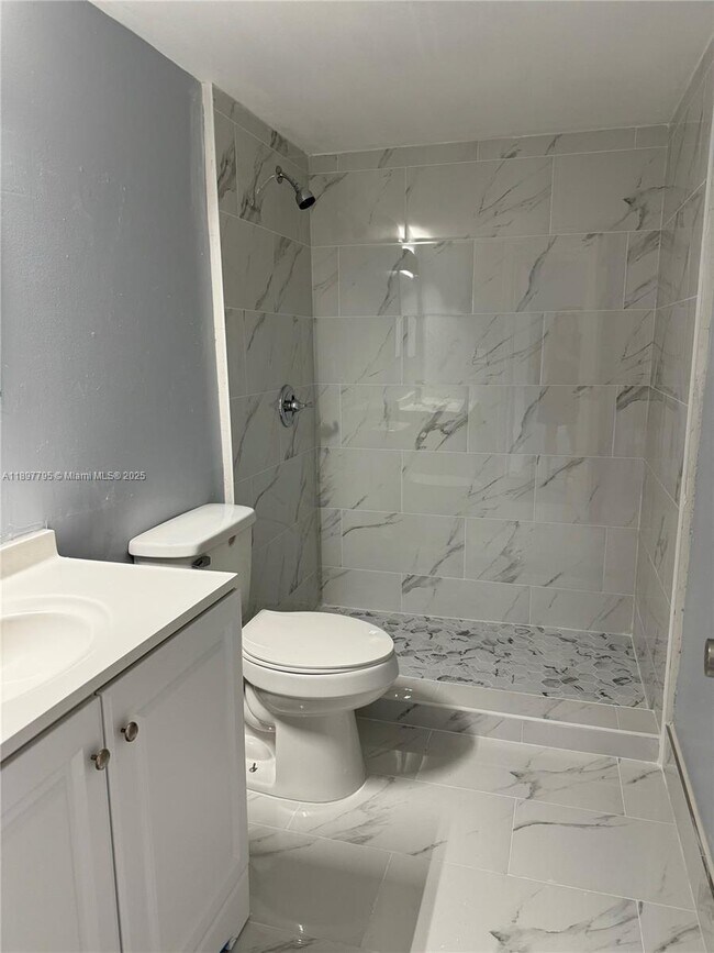 Foto del edificio - 6840 Pembroke Rd