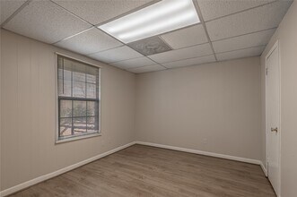Building Photo - 626 University Ave