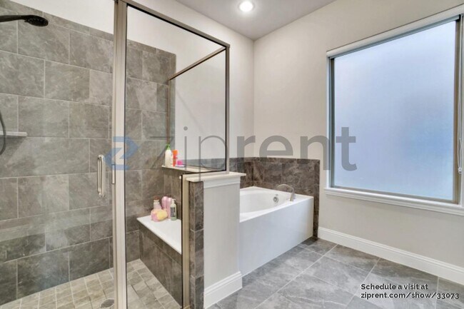 Foto del edificio - 12790 Royal Oaks Ln