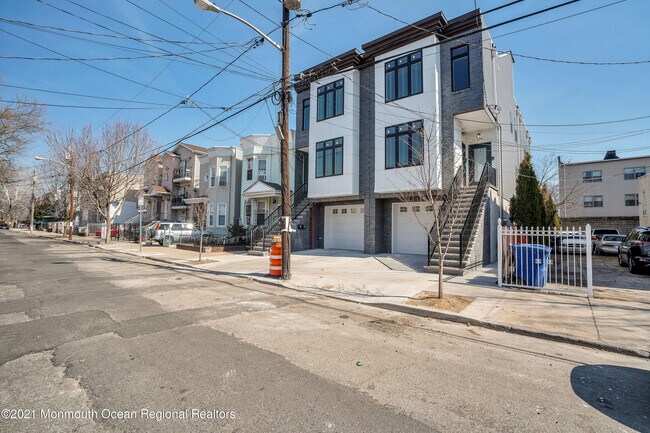 Building Photo - 206 FREEMAN Ave