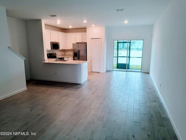 Foto del edificio - 6812 Golden Monarch Ave