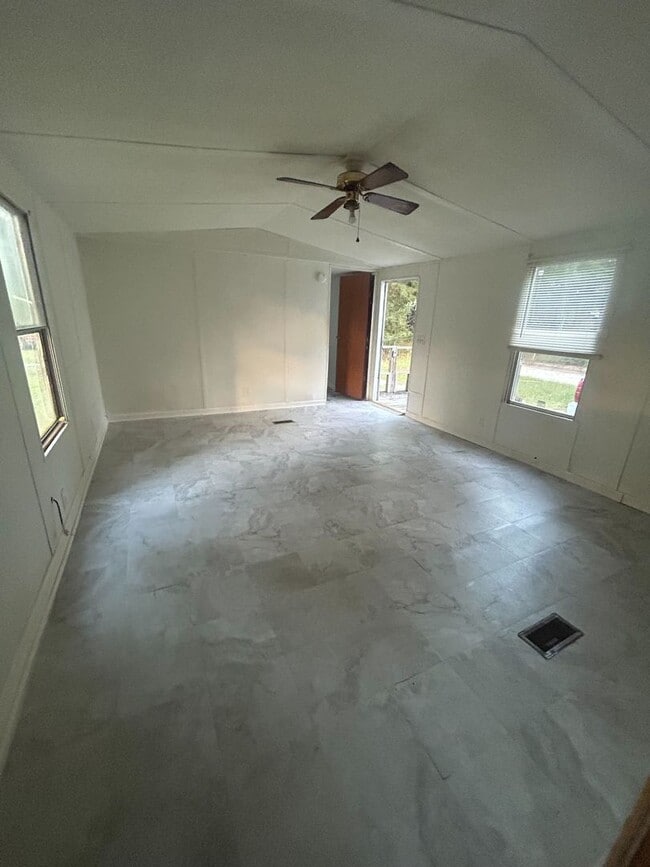 Building Photo - New Home Available! Rent this 2 Bedroom Mobile Home in Aiken!