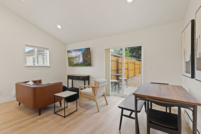Sala y comedor. Smart TV de 65" - 121 2nd St SE