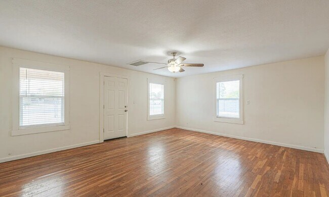 Building Photo - 300 N Morrison Ave